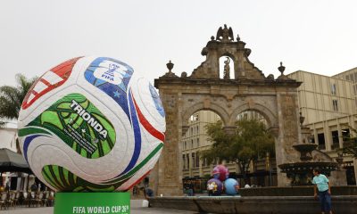 Una persona observa un balón gigante este sábado, en la ciudad de Guadalajara, Jalisco (México). EFE/ Francisco Guasco