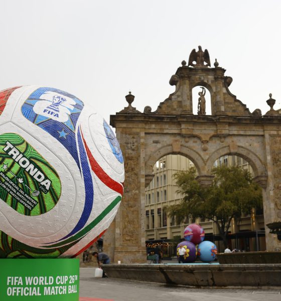 Una persona observa un balón gigante este sábado, en la ciudad de Guadalajara, Jalisco (México). EFE/ Francisco Guasco