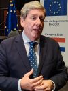 El jefe de la Misión de Seguimiento Electoral de la Unión Europea (UE), el europarlamentario español Gabriel Mato, habla durante una rueda de prensa este miércoles, en Asunción (Paraguay).EFE/ Ron González
