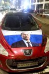 Un coche pintado con la bandera rusa y el retrato de putin aparcado en una calle de Moscú. Las fuerzas de seguridad han declarado la guerra a los tecnócratas rusos. Estos dos grupos libran en el quinto año de conflicto en Ucrania una cruenta lucha por el alma de Rusia o, lo que es lo mismo, por el favor del jefe del Kremlin, Vladímir Putin. Ambos bandos quieren ganar tanto la posguerra como la lucha fratricida por suceder a Putin, que intenta mantener las formas, aunque parece que ya ha elegido bando: sus camaradas del Servicio Federal de Seguridad (FSB). Putin da una de cal y otra de arena. Defendió esta semana el bloqueo de internet por motivos de seguridad, pero pidió al FSB -también conocido como chekistas- que tenga en cuenta los intereses de los consumidores.-EFE/ Ignacio Ortega
