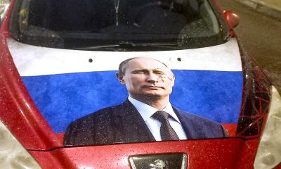 Un coche pintado con la bandera rusa y el retrato de putin aparcado en una calle de Moscú. Las fuerzas de seguridad han declarado la guerra a los tecnócratas rusos. Estos dos grupos libran en el quinto año de conflicto en Ucrania una cruenta lucha por el alma de Rusia o, lo que es lo mismo, por el favor del jefe del Kremlin, Vladímir Putin. Ambos bandos quieren ganar tanto la posguerra como la lucha fratricida por suceder a Putin, que intenta mantener las formas, aunque parece que ya ha elegido bando: sus camaradas del Servicio Federal de Seguridad (FSB). Putin da una de cal y otra de arena. Defendió esta semana el bloqueo de internet por motivos de seguridad, pero pidió al FSB -también conocido como chekistas- que tenga en cuenta los intereses de los consumidores.-EFE/ Ignacio Ortega