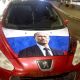 Un coche pintado con la bandera rusa y el retrato de putin aparcado en una calle de Moscú. Las fuerzas de seguridad han declarado la guerra a los tecnócratas rusos. Estos dos grupos libran en el quinto año de conflicto en Ucrania una cruenta lucha por el alma de Rusia o, lo que es lo mismo, por el favor del jefe del Kremlin, Vladímir Putin. Ambos bandos quieren ganar tanto la posguerra como la lucha fratricida por suceder a Putin, que intenta mantener las formas, aunque parece que ya ha elegido bando: sus camaradas del Servicio Federal de Seguridad (FSB). Putin da una de cal y otra de arena. Defendió esta semana el bloqueo de internet por motivos de seguridad, pero pidió al FSB -también conocido como chekistas- que tenga en cuenta los intereses de los consumidores.-EFE/ Ignacio Ortega
