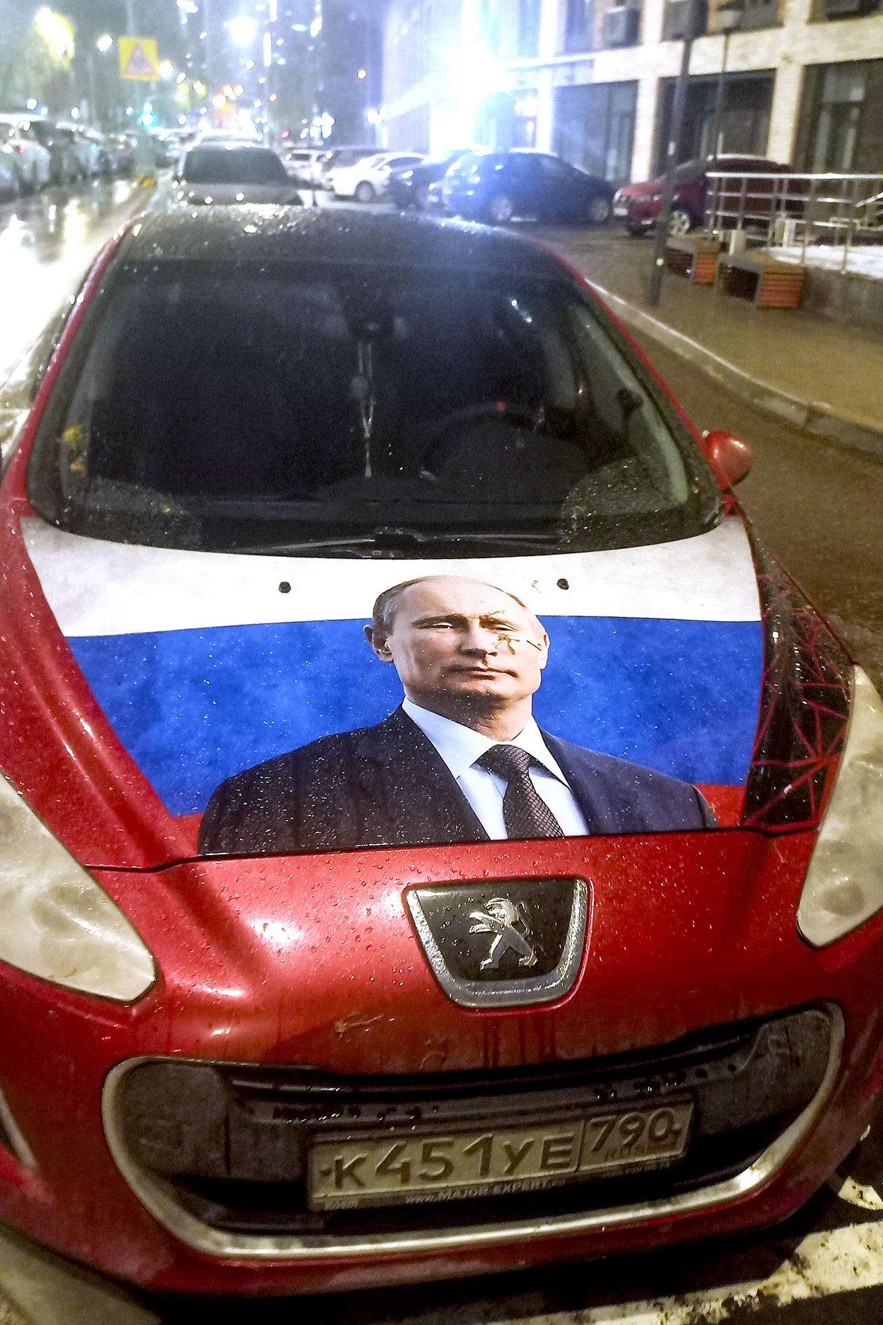 Un coche pintado con la bandera rusa y el retrato de putin aparcado en una calle de Moscú. Las fuerzas de seguridad han declarado la guerra a los tecnócratas rusos. Estos dos grupos libran en el quinto año de conflicto en Ucrania una cruenta lucha por el alma de Rusia o, lo que es lo mismo, por el favor del jefe del Kremlin, Vladímir Putin. Ambos bandos quieren ganar tanto la posguerra como la lucha fratricida por suceder a Putin, que intenta mantener las formas, aunque parece que ya ha elegido bando: sus camaradas del Servicio Federal de Seguridad (FSB). Putin da una de cal y otra de arena. Defendió esta semana el bloqueo de internet por motivos de seguridad, pero pidió al FSB -también conocido como chekistas- que tenga en cuenta los intereses de los consumidores.-EFE/ Ignacio Ortega