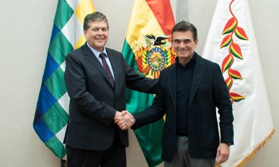 Fotografía cedida por la Presidencia de Bolivia que muestra al nuevo ministro de Hidrocarburos, Marcelo Blanco (i), posando junto al presidente de Bolivia, Rodrigo Paz, este miércoles en La Paz (Bolivia). EFE/ Presidencia de Bolivia