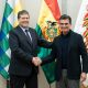 Fotografía cedida por la Presidencia de Bolivia que muestra al nuevo ministro de Hidrocarburos, Marcelo Blanco (i), posando junto al presidente de Bolivia, Rodrigo Paz, este miércoles en La Paz (Bolivia). EFE/ Presidencia de Bolivia