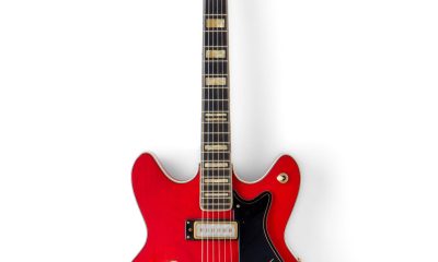 Fotografía cedida por la casa de subastas Sotheby's que muestra la guitarra Hagstrom rojo cereza de Elvis Presley. EFE/ Sotheby's