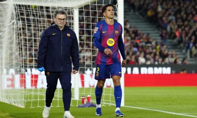 El defensa del FC Barcelona João Cancelo (d) sale del terreno de juego durante el partido de la jornada 33 de LaLiga entre el FC Barcelona y el Celta, este miércoles en el Camp Nou. EFE/ Alejandro Garcia