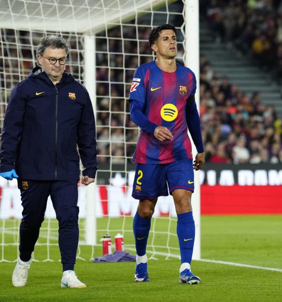 El defensa del FC Barcelona João Cancelo (d) sale del terreno de juego durante el partido de la jornada 33 de LaLiga entre el FC Barcelona y el Celta, este miércoles en el Camp Nou. EFE/ Alejandro Garcia