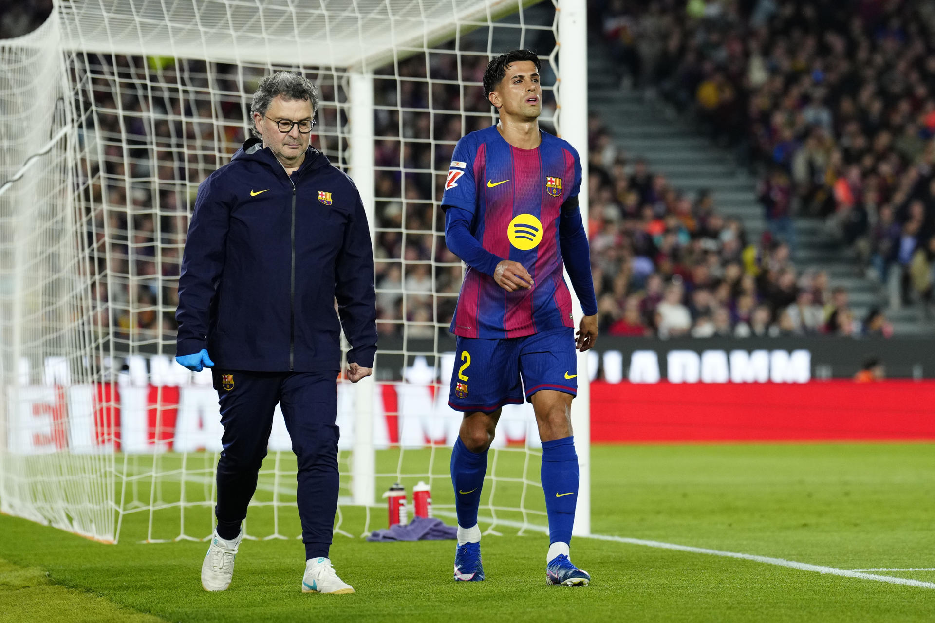 El defensa del FC Barcelona João Cancelo (d) sale del terreno de juego durante el partido de la jornada 33 de LaLiga entre el FC Barcelona y el Celta, este miércoles en el Camp Nou. EFE/ Alejandro Garcia