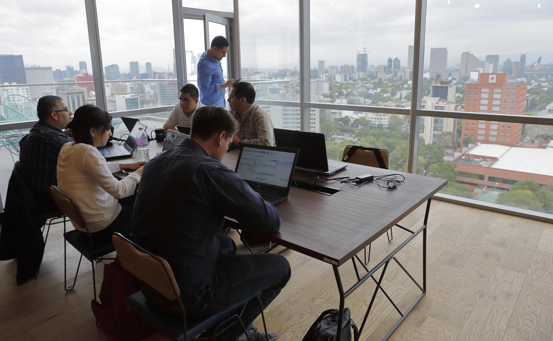Fotografía de archivo de empleados trabajando en una oficina, en Ciudad de México (México). EFE/ José Méndez