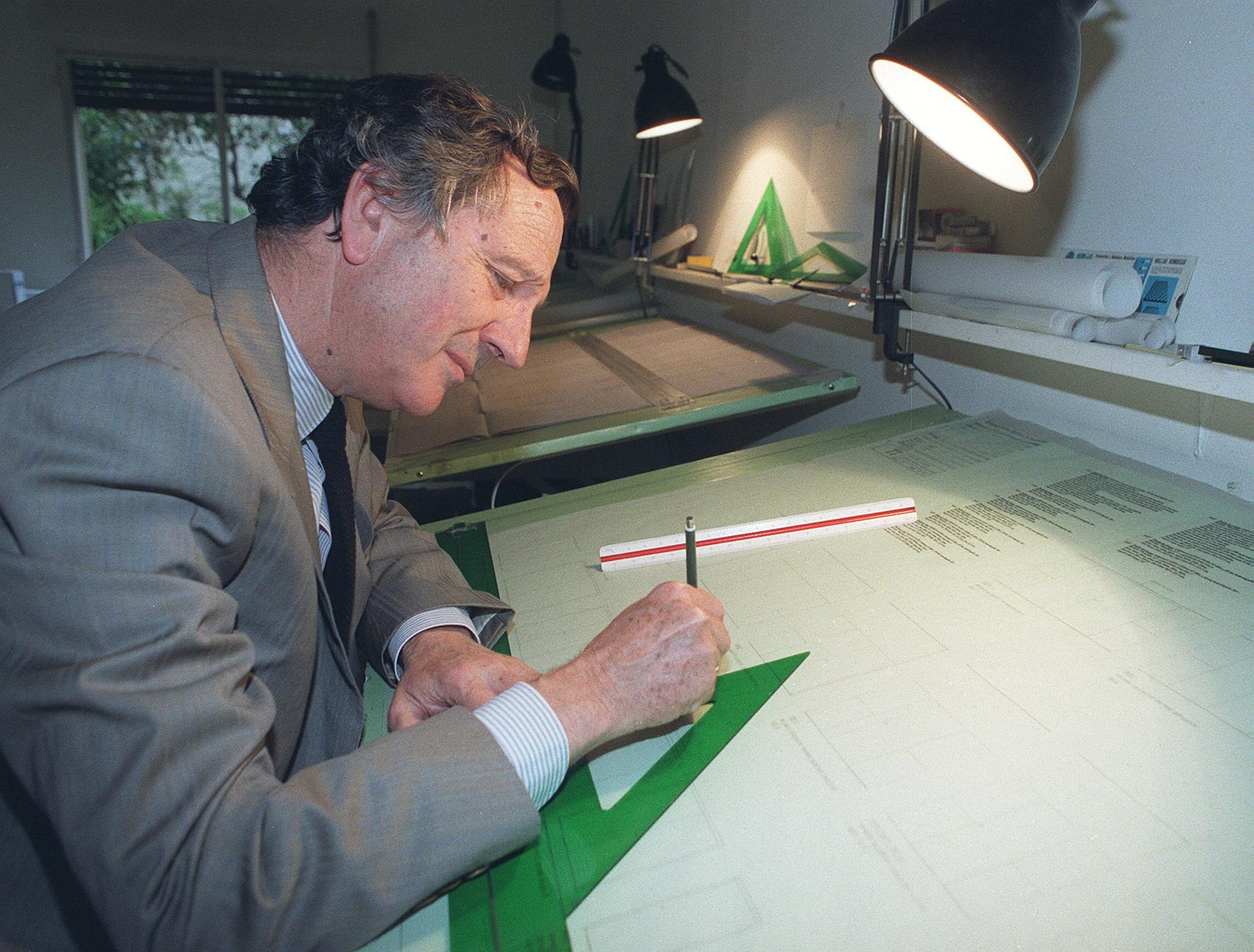 El arquitecto Rafael Moneo trabaja en su estudio madrileño. EFE/ M.Barriopedro/aa