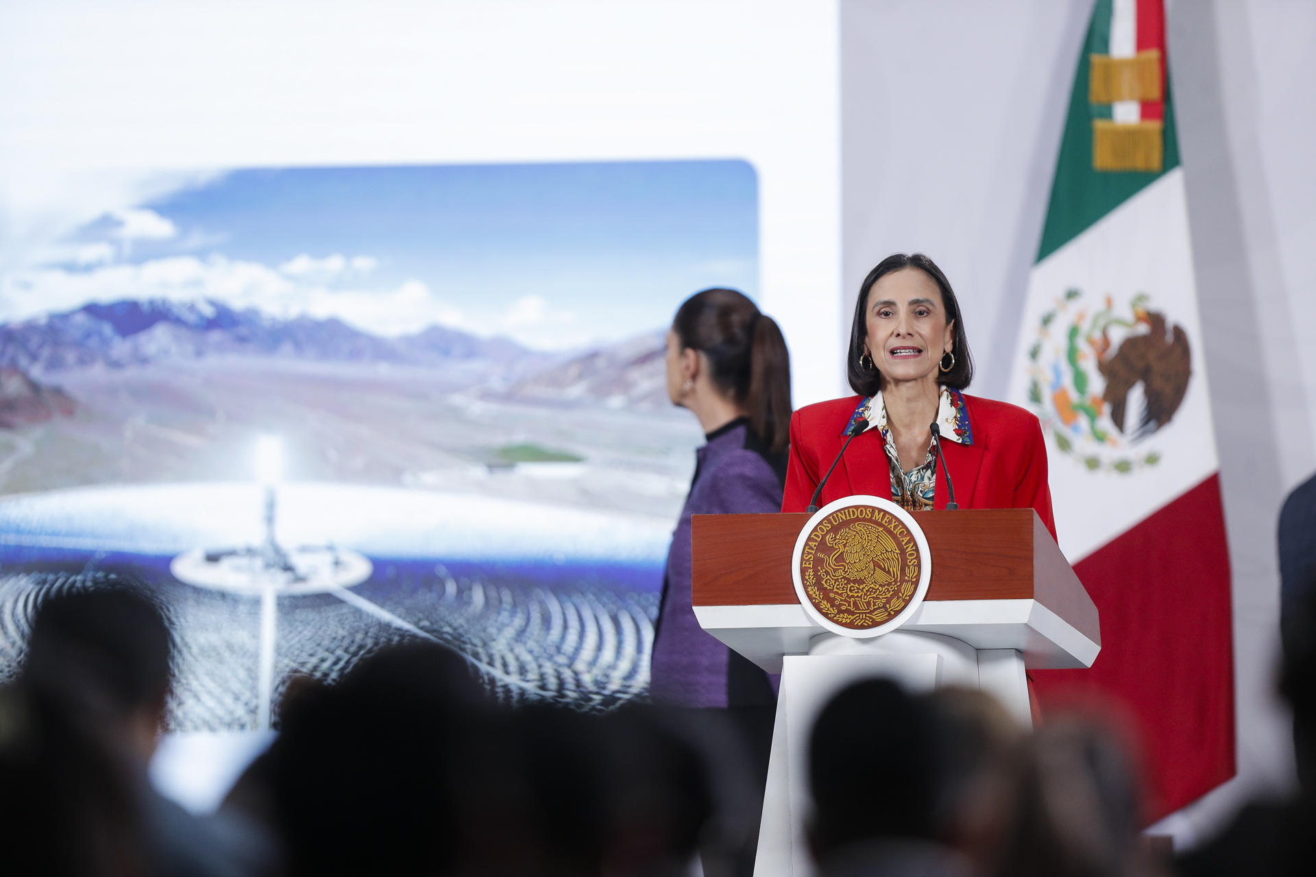 La secretaria de Energía, Luz Elena González, habla en una rueda de prensa este miércoles en Palacio Nacional de la Ciudad de México (México). EFE/Isaac Esquivel