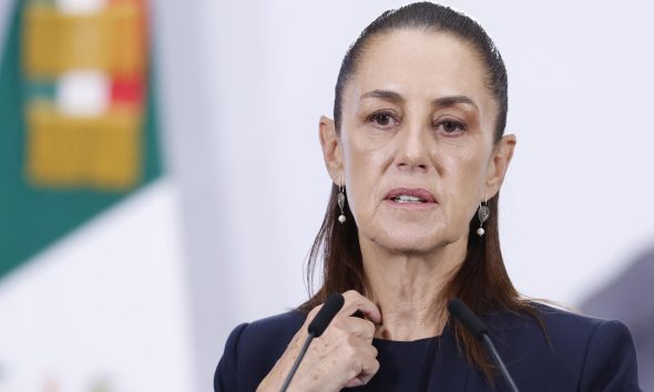 La presidenta de México, Claudia Sheinbaum, habla durante una rueda de prensa este lunes en el Palacio Nacional de la Ciudad de México (México). EFE/Sáshenka Gutiérrez