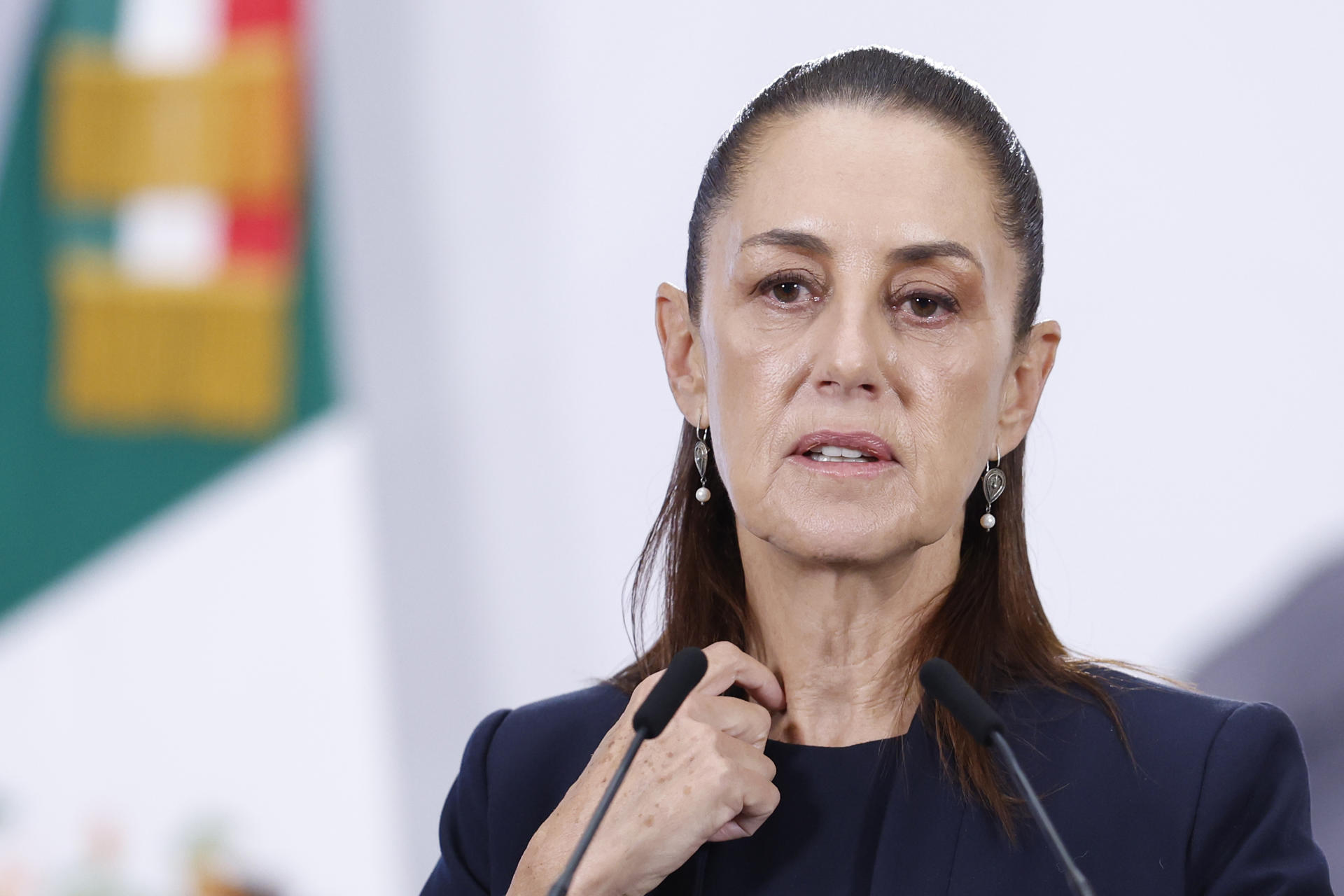 La presidenta de México, Claudia Sheinbaum, habla durante una rueda de prensa este lunes en el Palacio Nacional de la Ciudad de México (México). EFE/Sáshenka Gutiérrez