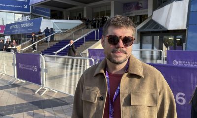 El director español nominado a mejor primera película hecha con Inteligencia Artificial en el WAIFF, Pedro B. Abreu, frente al Palacio de Festivales y Congresos de Cannes. El director español Pedro B. Abreu, nominado en el Festival Internacional del Cine con Inteligencia Artificial (IA) de Cannes 'WAIFF' en la categoría "mejor primera película", explicó a EFE que sus inicios se dieron "jugando" con la IA y que "nunca habría imaginado" presentarse en un festival. "Arrancamos haciéndola por puro placer, de ver hasta dónde podíamos llegar y contar la historia, y fue creciendo poco a poco (...) era una cosa que hice como divertimento y nunca, en mi cabeza, iba a traducirse en estar ahora en un festival presentándola", explicó. EFE/ Pol Lloberas