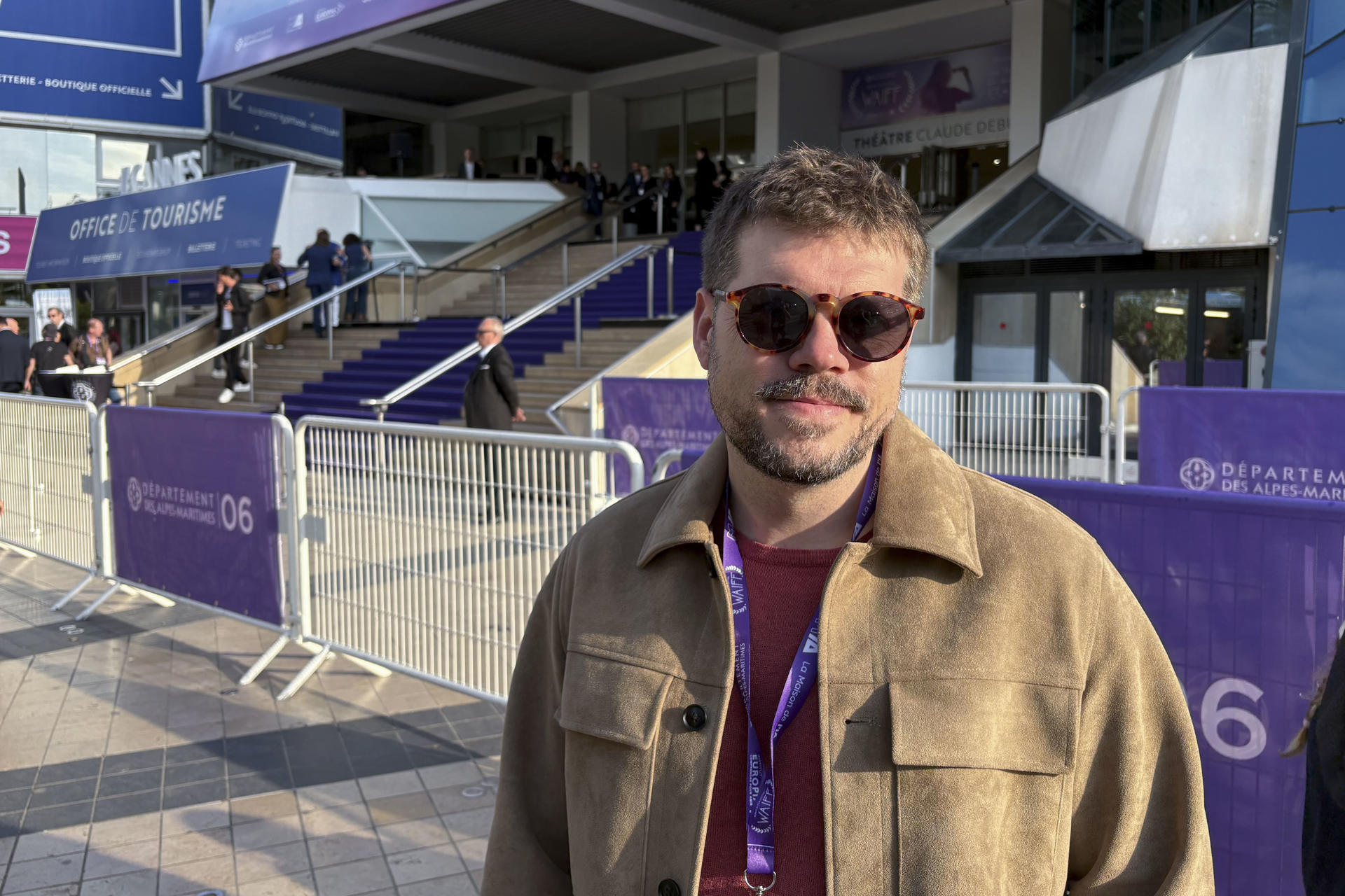 El director español nominado a mejor primera película hecha con Inteligencia Artificial en el WAIFF, Pedro B. Abreu, frente al Palacio de Festivales y Congresos de Cannes. El director español Pedro B. Abreu, nominado en el Festival Internacional del Cine con Inteligencia Artificial (IA) de Cannes 'WAIFF' en la categoría "mejor primera película", explicó a EFE que sus inicios se dieron "jugando" con la IA y que "nunca habría imaginado" presentarse en un festival. "Arrancamos haciéndola por puro placer, de ver hasta dónde podíamos llegar y contar la historia, y fue creciendo poco a poco (...) era una cosa que hice como divertimento y nunca, en mi cabeza, iba a traducirse en estar ahora en un festival presentándola", explicó. EFE/ Pol Lloberas