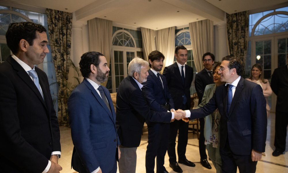 El ministro de Asuntos Exteriores de España, José Manuel Albares (d), saluda a un grupo de empresarios este lunes, en Santo Domingo (República Dominicana). EFE/Orlando Barría