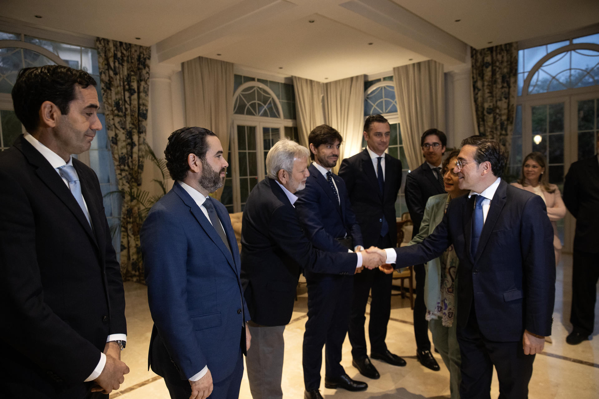 El ministro de Asuntos Exteriores de España, José Manuel Albares (d), saluda a un grupo de empresarios este lunes, en Santo Domingo (República Dominicana). EFE/Orlando Barría