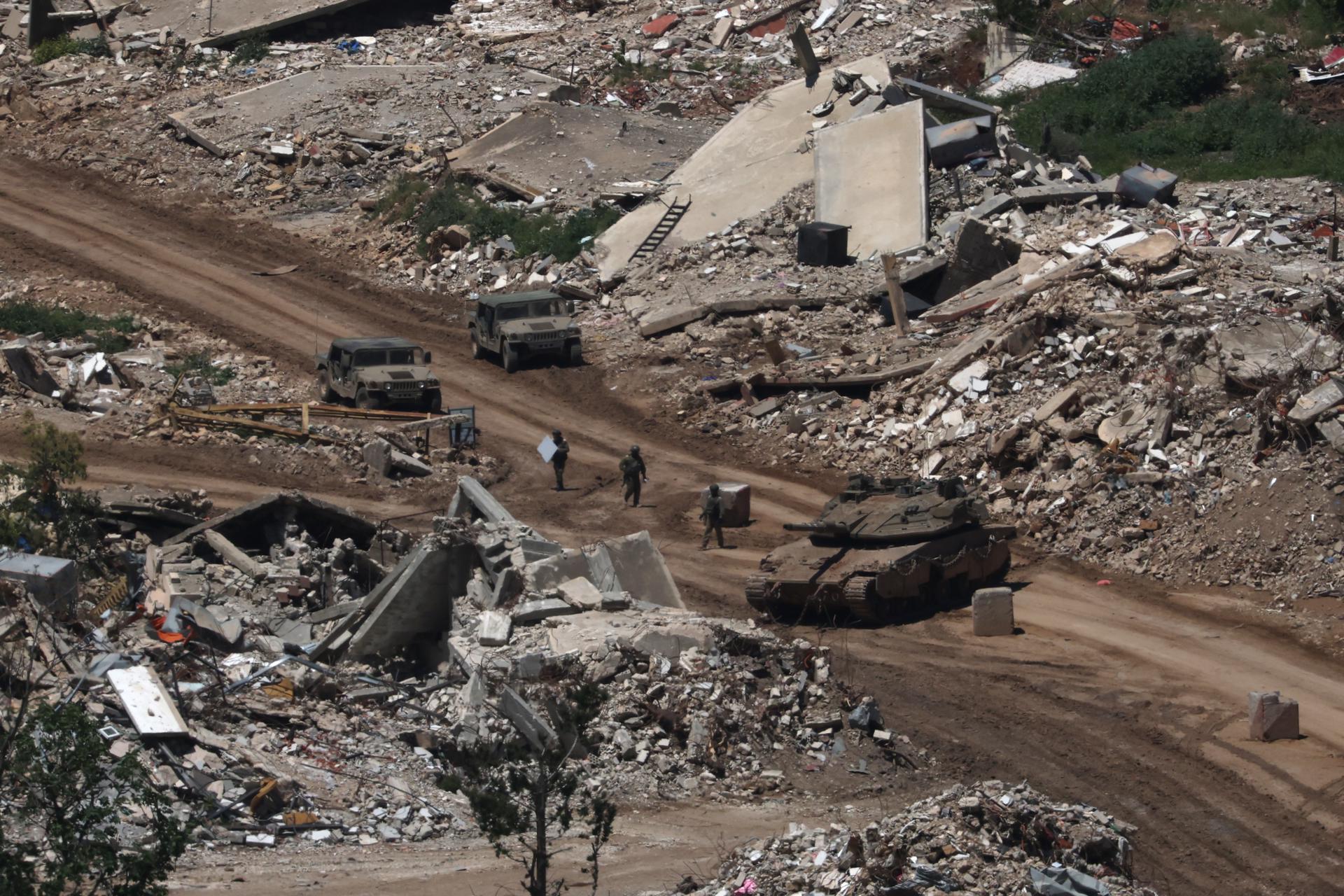 Tanques israelíes maniobran en el lado libanés de la frontera