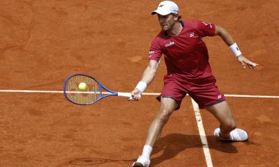 El tenista noruego Casper Ruud devuelve la bola al belga Alexander Blockx, durante su partido de cuartos de final del Abierto de Madrid, disputado este jueves en la Caja Mágica. EFE/Chema Moya
