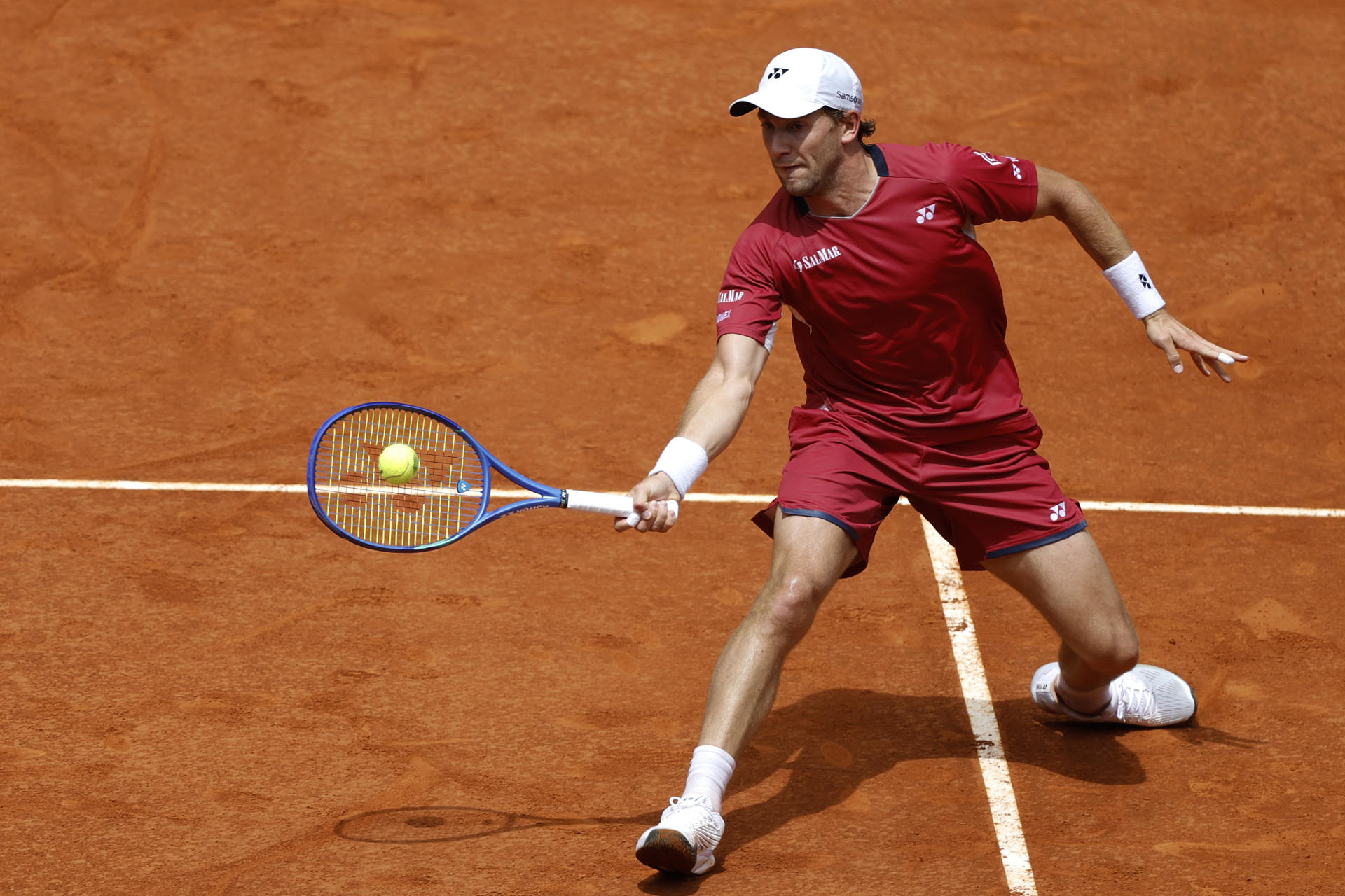 El tenista noruego Casper Ruud devuelve la bola al belga Alexander Blockx, durante su partido de cuartos de final del Abierto de Madrid, disputado este jueves en la Caja Mágica. EFE/Chema Moya