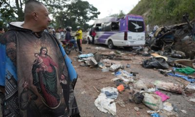 Personas observan este domingo vehículos destruidos por un atentado ocurrido en la Vía Panamericana en Cajibío (Colombia). EFE/Ernesto Guzmán