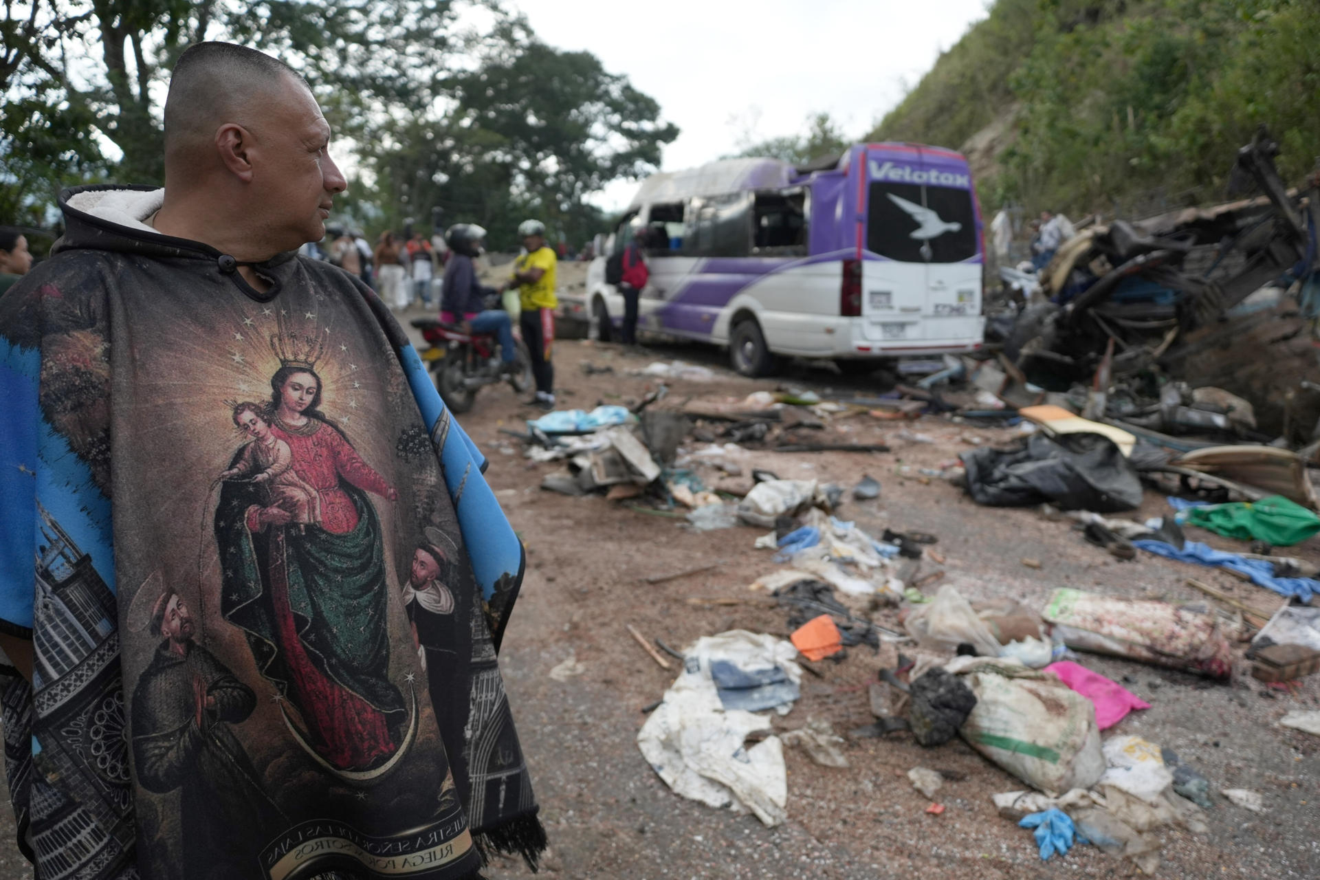 Personas observan este domingo vehículos destruidos por un atentado ocurrido en la Vía Panamericana en Cajibío (Colombia). EFE/Ernesto Guzmán