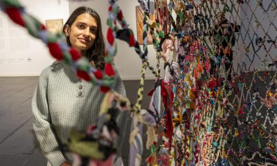 La artista visual venezolana Cassandra Mayela Allen posa en una entrevista con EFE durante la presentación de su exposición 'Aquel Amplex' (Aquel abrazo) este lunes, en el Instituto Cervantes en Nueva York (Estados Unidos). EFE/ Ángel Colmenares