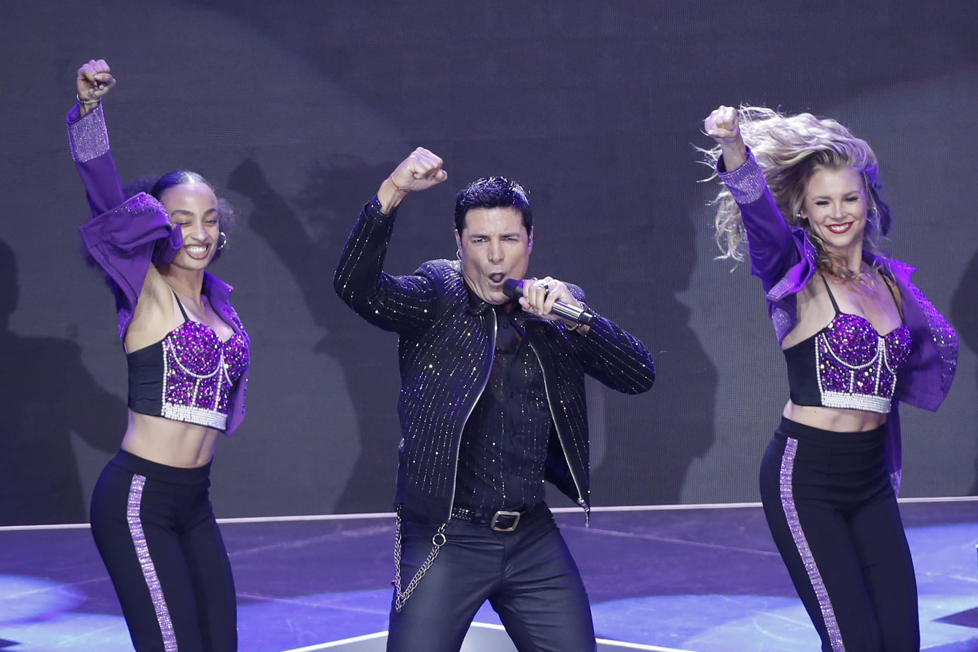 El cantante puertorriqueño Chayanne se presenta con su gira 'Bailemos Otra Vez' este miércoles, en el Auditorio Nacional, en Ciudad de México (México). EFE/Isaac Esquivel
