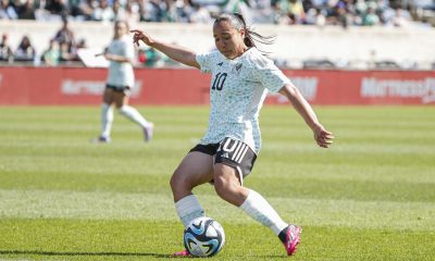 Charlyn Corral de México patea un balón durante un partido amistoso en el estadio SeatGeek de Bridgeview, Illinois (EE.UU.). Imagen de archivo. EFE/Kamil Krzaczynski