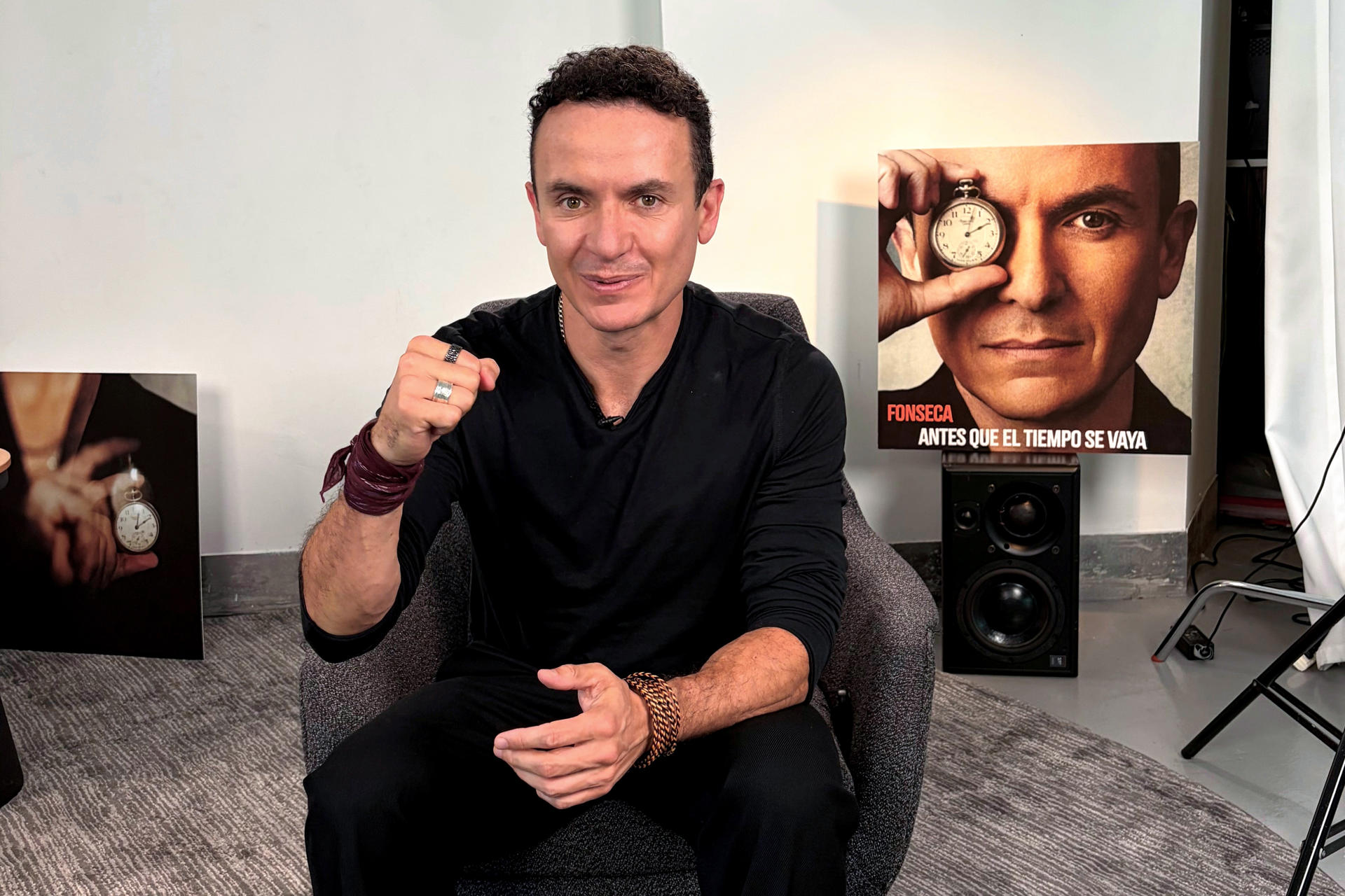 - El cantante colombiano Fonseca habla con EFE durante una entrevista este martes 14 en Miami (Estados Unidos). Fonseca lanzó un nuevo álbum, 'Antes que el tiempo se vaya', que describió en entrevista con EFE como un "homenaje" al pasar de los años y una muestra de ese sonido suyo que ha trabajado durante toda su trayectoria: "tropical con algunos visos de pop". EFE/Ivonne Malaver