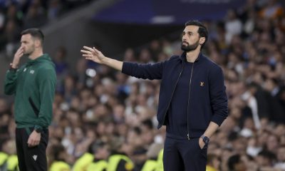 El técnico del Real Madrid, Álvaro Arbeloa, durante el encuentro correspondiente a la ida de los cuartos de final de la Liga de Campeones que disputaron Real Madrid y Bayern Munich en el estadio Santiago Bernabéu, en Madrid. EFE/Juanjo Martín.