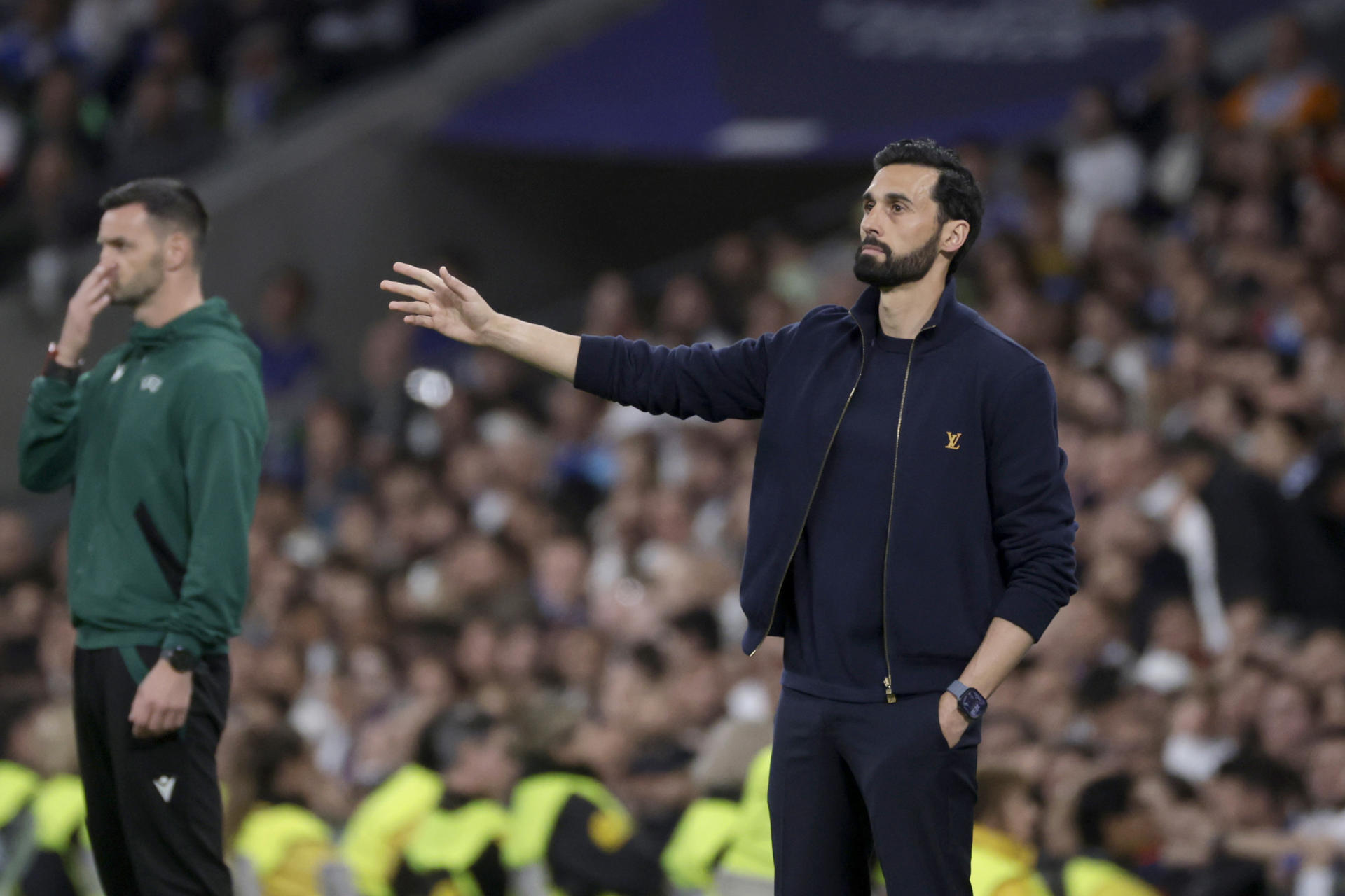 El técnico del Real Madrid, Álvaro Arbeloa, durante el encuentro correspondiente a la ida de los cuartos de final de la Liga de Campeones que disputaron Real Madrid y Bayern Munich en el estadio Santiago Bernabéu, en Madrid. EFE/Juanjo Martín.