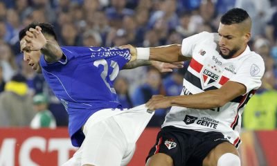 El delantero argentino de Millonarios, Rodrigo 'el Tucu' Contreras (i), es marcado a presión por el defensor de Sao Páulo Dória durante el partido de la tercera jornada de la fase de grupos de la Copa Sudamericana jugado este martes en el estadio Nemesio Camacho El Campín de Bogotá. EFE/ Mauricio Dueñas Castañeda