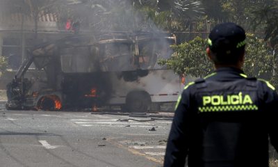 Un integrante de la Policía de Colombia observa un vehículo afectado por una explosión este 24 de abril de 2026, en inmediaciones del batallón de la Tercera Brigada del Ejército en Cali (Colombia). EFE/ Ernesto Guzman Jr