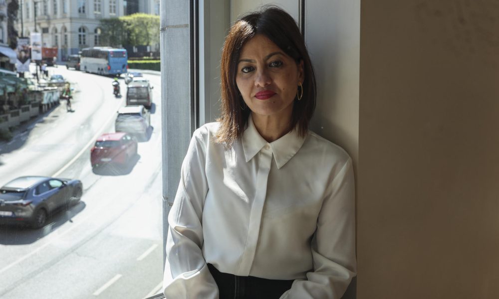 La ministra española de Juventud e Infancia, Sira Rego, criticó este miércoles la posición "tibia" de algunos países de la Unión Europea que han rechazado la propuesta de España y otros países de suspender el acuerdo de asociación con Israel, y lamentó que el bloque comunitario "siga posponiendo decisiones" mientras el país hebreo "aniquila" a la población palestina. "Es vergonzoso que se esté aniquilando a toda una población, y una parte de lo que está sucediendo en Oriente Medio tiene que ver con que no ha habido una posición determinante de la comunidad internacional para pararle los pies a (el primer ministro israelí, Benjamín) Netanyahu y que se sigan posponiendo determinadas decisiones", dijo Rego en una entrevista con EFE, en el marco del congreso internacional de la organización por la liberación palestina Global Sumud, celebrado hoy en Bruselas.-EFE/ Olatz Castrillo