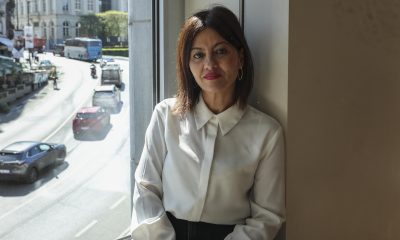 La ministra española de Juventud e Infancia, Sira Rego, criticó este miércoles la posición "tibia" de algunos países de la Unión Europea que han rechazado la propuesta de España y otros países de suspender el acuerdo de asociación con Israel, y lamentó que el bloque comunitario "siga posponiendo decisiones" mientras el país hebreo "aniquila" a la población palestina. "Es vergonzoso que se esté aniquilando a toda una población, y una parte de lo que está sucediendo en Oriente Medio tiene que ver con que no ha habido una posición determinante de la comunidad internacional para pararle los pies a (el primer ministro israelí, Benjamín) Netanyahu y que se sigan posponiendo determinadas decisiones", dijo Rego en una entrevista con EFE, en el marco del congreso internacional de la organización por la liberación palestina Global Sumud, celebrado hoy en Bruselas.-EFE/ Olatz Castrillo