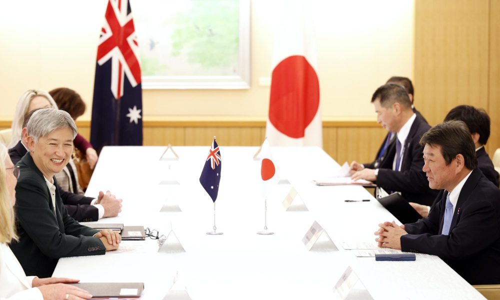 TOKIO (Japón), 28/04/2026.- La ministra de Asuntos Exteriores de Australia, Penny Wong (izquierda), se reúne con el ministro de Asuntos Exteriores de Japón, Toshimitsu Motegi (derecha), en el Ministerio de Asuntos Exteriores en Tokio, Japón, el 28 de abril de 2026
 EFE/EPA/FRANCK ROBICHON