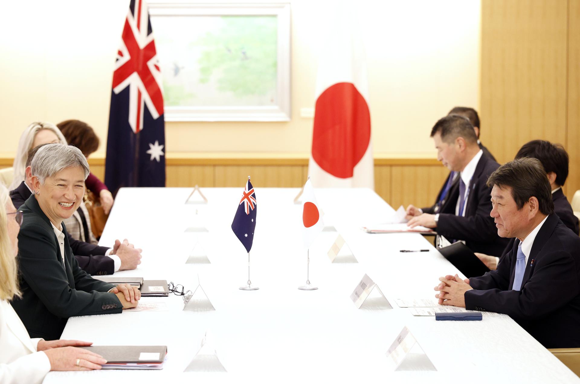 TOKIO (Japón), 28/04/2026.- La ministra de Asuntos Exteriores de Australia, Penny Wong (izquierda), se reúne con el ministro de Asuntos Exteriores de Japón, Toshimitsu Motegi (derecha), en el Ministerio de Asuntos Exteriores en Tokio, Japón, el 28 de abril de 2026
 EFE/EPA/FRANCK ROBICHON