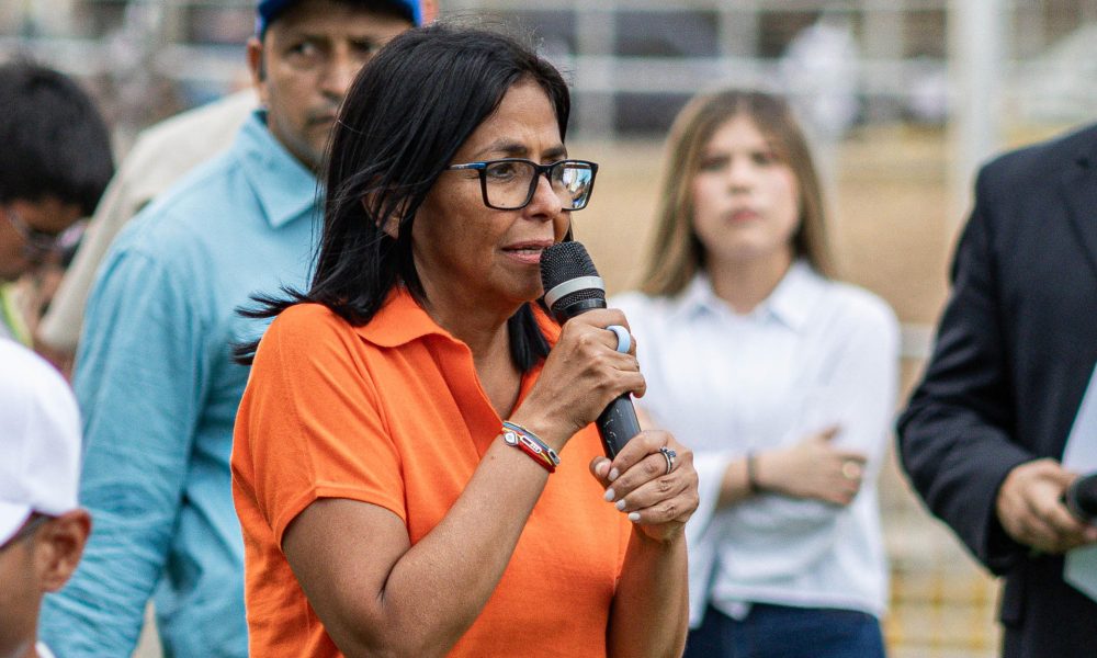 La presidenta encargada de Venezuela, Delcy Rodríguez, habla frente a la Basílica de Nuestra Señora del Rosario de Chiquinquirá este 19 de abril de 2026, en Maracaibo (Venezuela). EFE/ Henry Chirinos