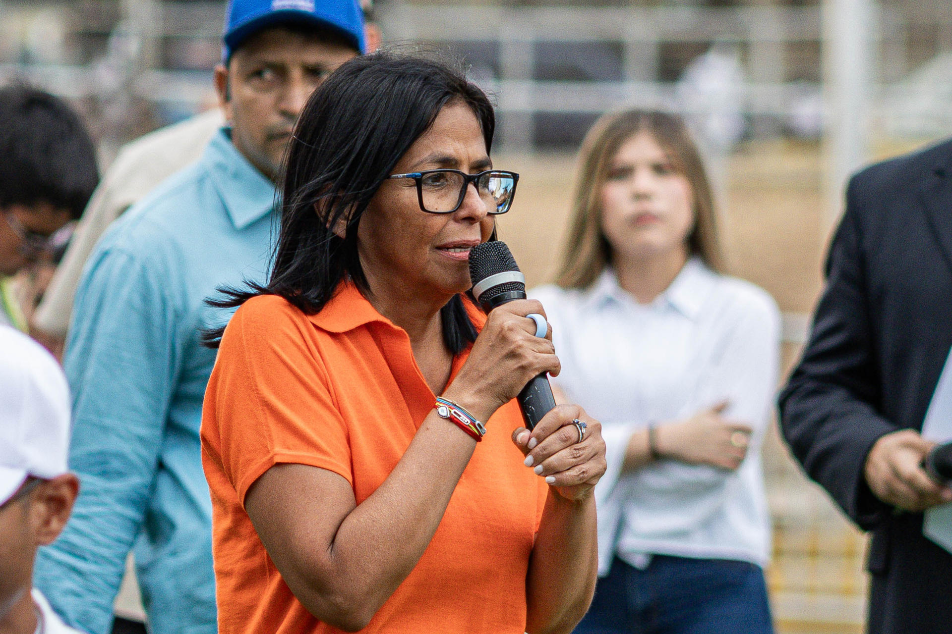 La presidenta encargada de Venezuela, Delcy Rodríguez, habla frente a la Basílica de Nuestra Señora del Rosario de Chiquinquirá este 19 de abril de 2026, en Maracaibo (Venezuela). EFE/ Henry Chirinos