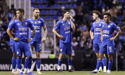 Jugadores del Cruz Azul reaccionan este martes, en un juego por los cuartos de final de la Copa de Campeones de la Concacaf entre Cruz Azul y LAFC en el estadio Cuauhtémoc en Puebla (México). EFE/Hilda Ríos