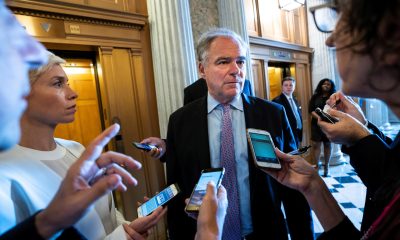 El senador demócrata estadounidense Virginia Tim Kaine antes de una reunión en el Capitolio en Washington DC, Estados Unidos. EFE/ Jim Lo Scalzo