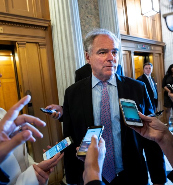 El senador demócrata estadounidense Virginia Tim Kaine antes de una reunión en el Capitolio en Washington DC, Estados Unidos. EFE/ Jim Lo Scalzo