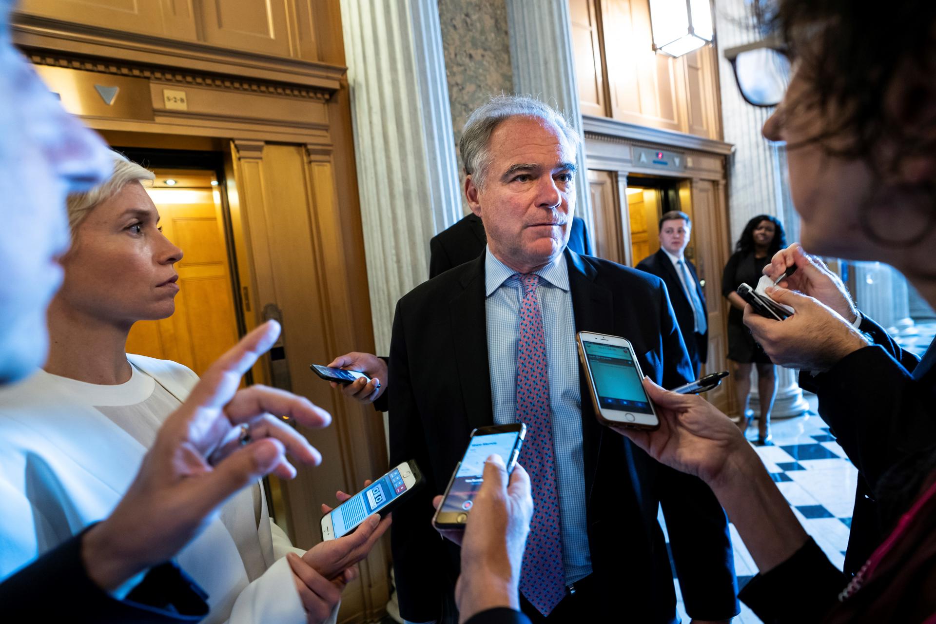 El senador demócrata estadounidense Virginia Tim Kaine antes de una reunión en el Capitolio en Washington DC, Estados Unidos. EFE/ Jim Lo Scalzo