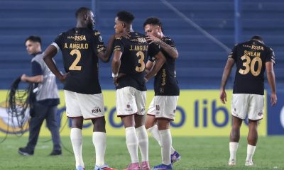 Jugadores de Tolima se lamentan tras perder este martes el partido frente a Nacional en el estadio Gran Parque Central, en Montevideo. EFE/ Gastón Britos