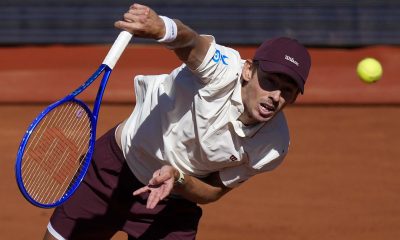 El tenista australiano Alex de Minaur durante su partido contra el austriaco Sebastian Ofner en la segunda jornada del ATP 500 Barcelona Open Banc Sabadell-Trofeo Conde de Godó. EFE/Enric Fontcuberta