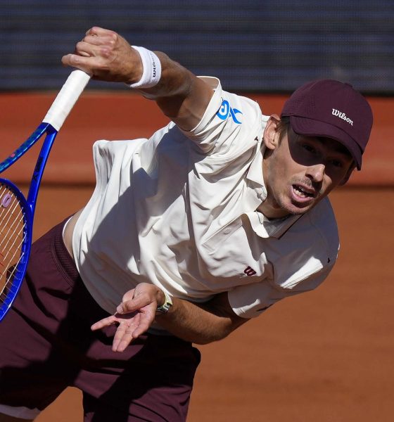 El tenista australiano Alex de Minaur durante su partido contra el austriaco Sebastian Ofner en la segunda jornada del ATP 500 Barcelona Open Banc Sabadell-Trofeo Conde de Godó. EFE/Enric Fontcuberta