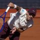 El tenista australiano Alex de Minaur durante su partido contra el austriaco Sebastian Ofner en la segunda jornada del ATP 500 Barcelona Open Banc Sabadell-Trofeo Conde de Godó. EFE/Enric Fontcuberta
