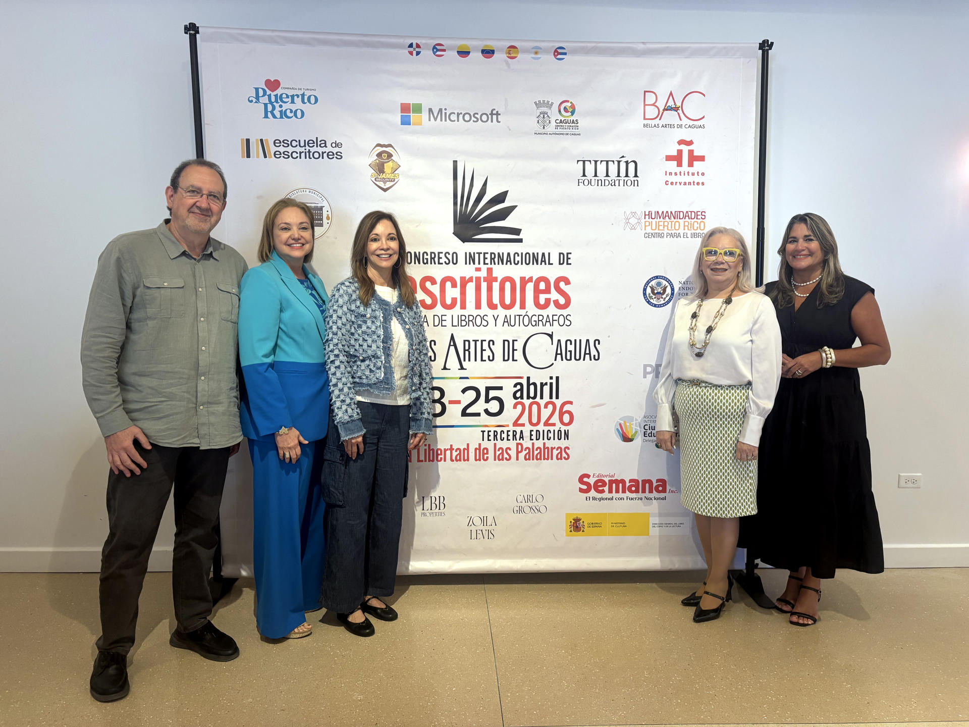 De izquierda a derecha, el escritor y periodista español, José Manuel Fajardo; la directora del Bellas Artes de Caguas, Ivonne Class; la directora del Congreso Internacional de Escritores,  Helena Sampedro; la vicealcaldesa de Caguas, Lydia Rivera y la directora de Cultura del Municipio Autónomo de Caguas, Carmen Muñoz, posan durante una rueda de prensa este miércoles en San Juan (Puerto Rico). EFE/Esther Alaejos